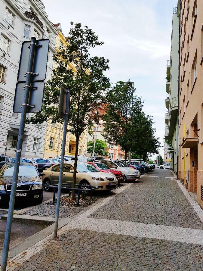 Stylish Apartment A Few Steps From Metro Prague Exterior photo
