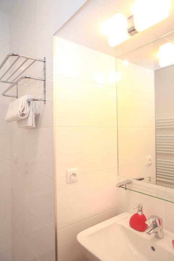 Stylish Apartment A Few Steps From Metro Prague Exterior photo